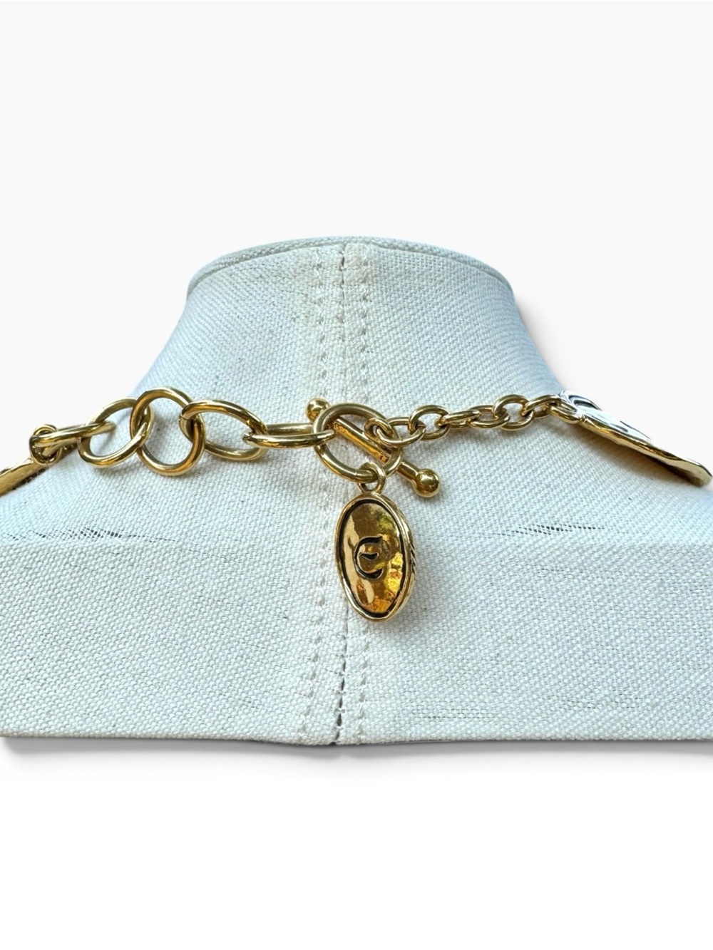 ELIZABETH TAYLOR Vintage Bold “Gold Coast” Collection Hammered Disc Necklace - Picture 8 of 9